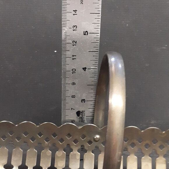 6 pc metal basket, silver plate biscuit tray, 2 silver wire bread basket… - Picture 7 of 10